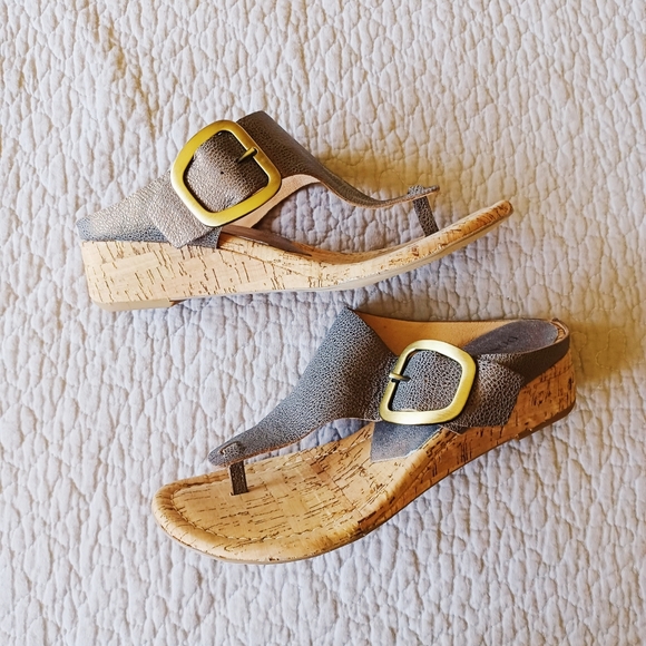 Donald Pliner New Wedge Sandals Gold Buckel Brown Grey Leather Size 8 Thong - Picture 1 of 5